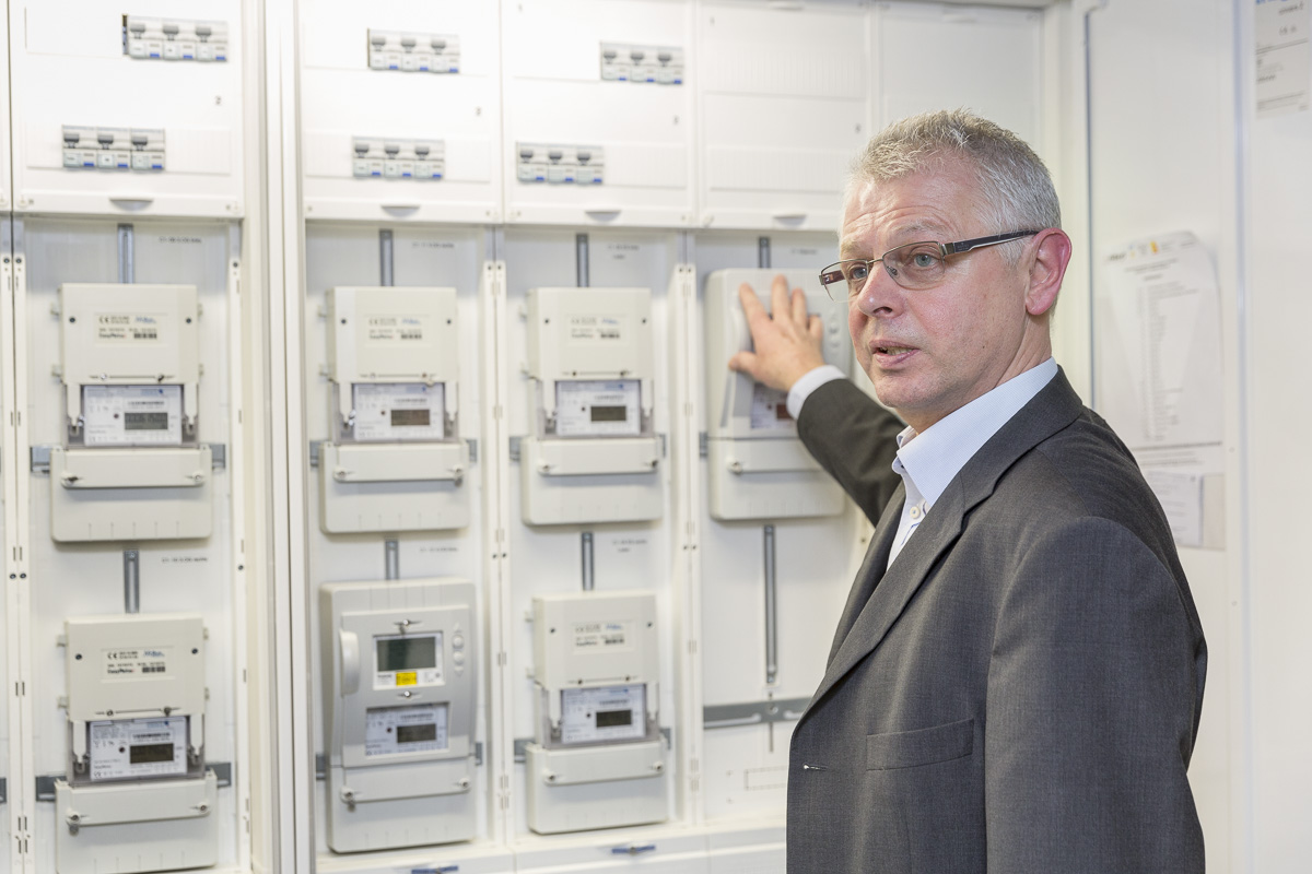 Gerd Reibold, Abteilungsleiter Mess- und Zählerwesen der Stadtwerke Heidelberg Netze, präsentiert die Smart Meter in Bahnstadt