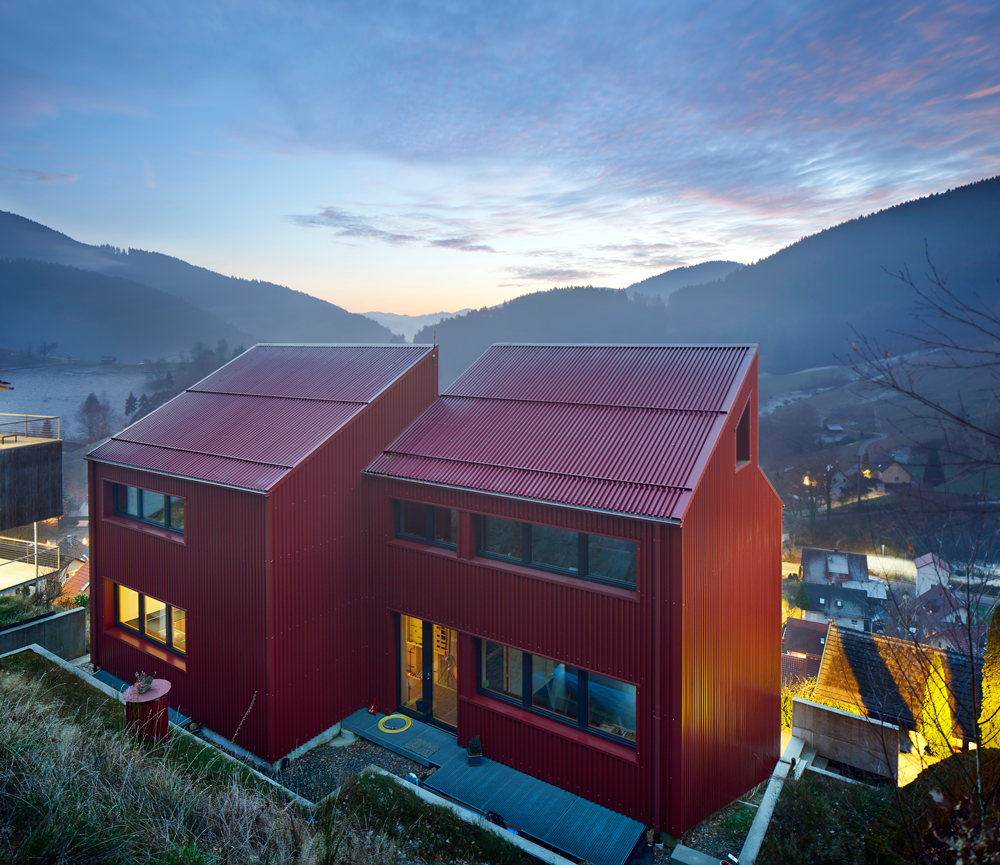 Rotes Pultdach-Wohnhaus mit zwei zueinander versetzten Hälften