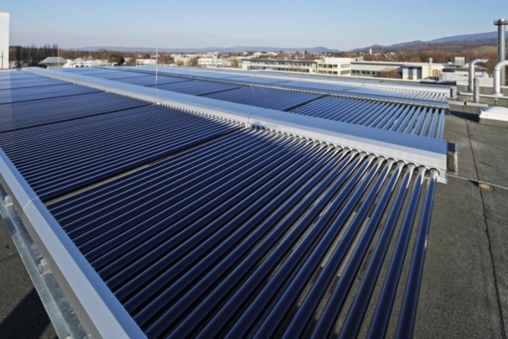 Vakuumröhren-Solarluftkollektoren auf dem Dach der Pfizer Manufacturing Deutschland GmbH