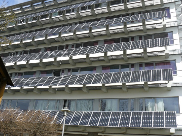 Photovoltaikmodule an der Fassade des Kreiskrankenhauses Mühlacker