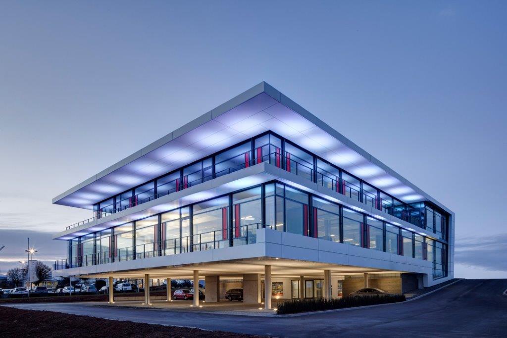 Firmengebäude der SCHNEPF Planungsgruppe Energietechnik mit abendlicher Beleuchtung