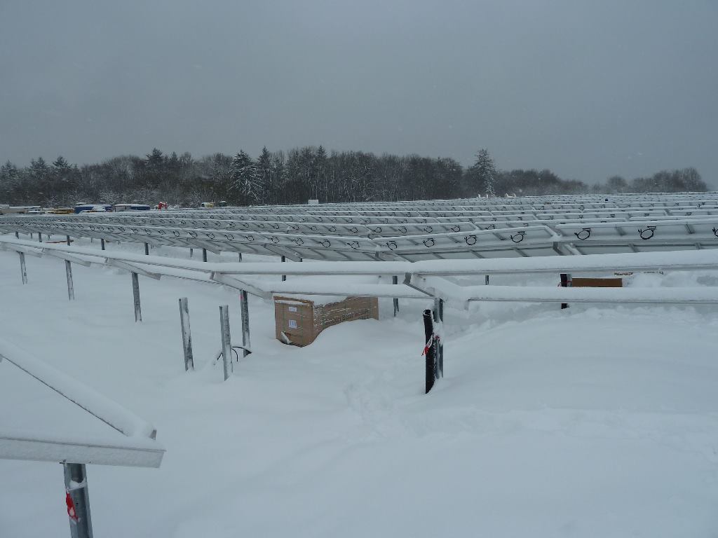 Verschneite Photovoltaik-Module im Solarpark Mutlanger Heide