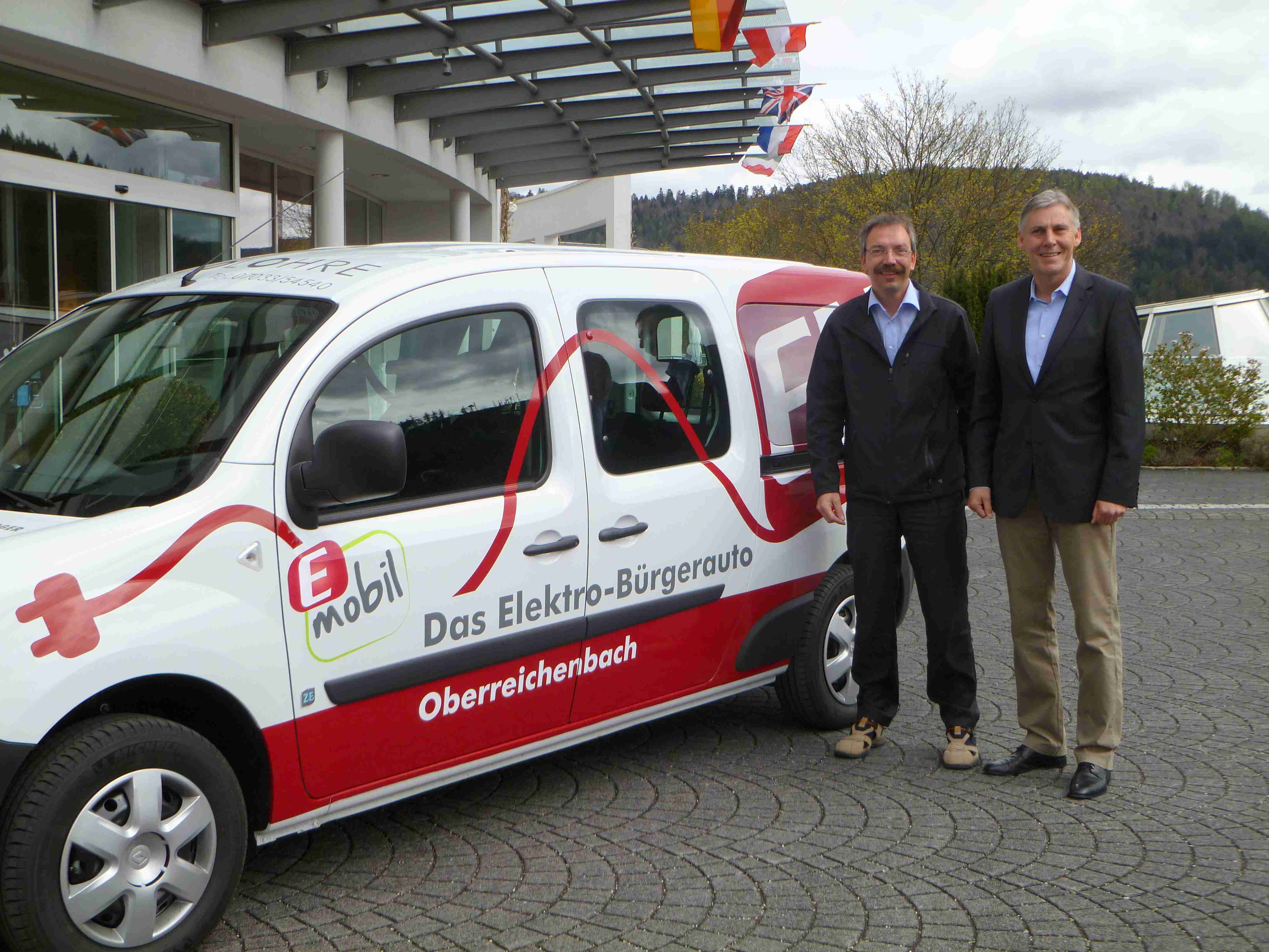 Das Elektro-Bürgerauto Oberreichenbach wird von zwei Mitarbeitern präsentiert