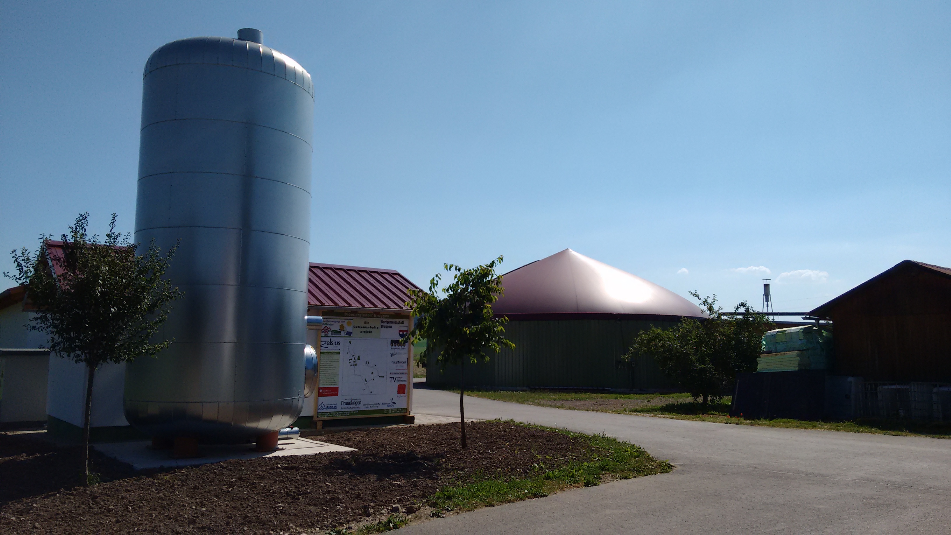 Biogasanlage und Pufferspeicher im Bioenergiedorf Bruggen
