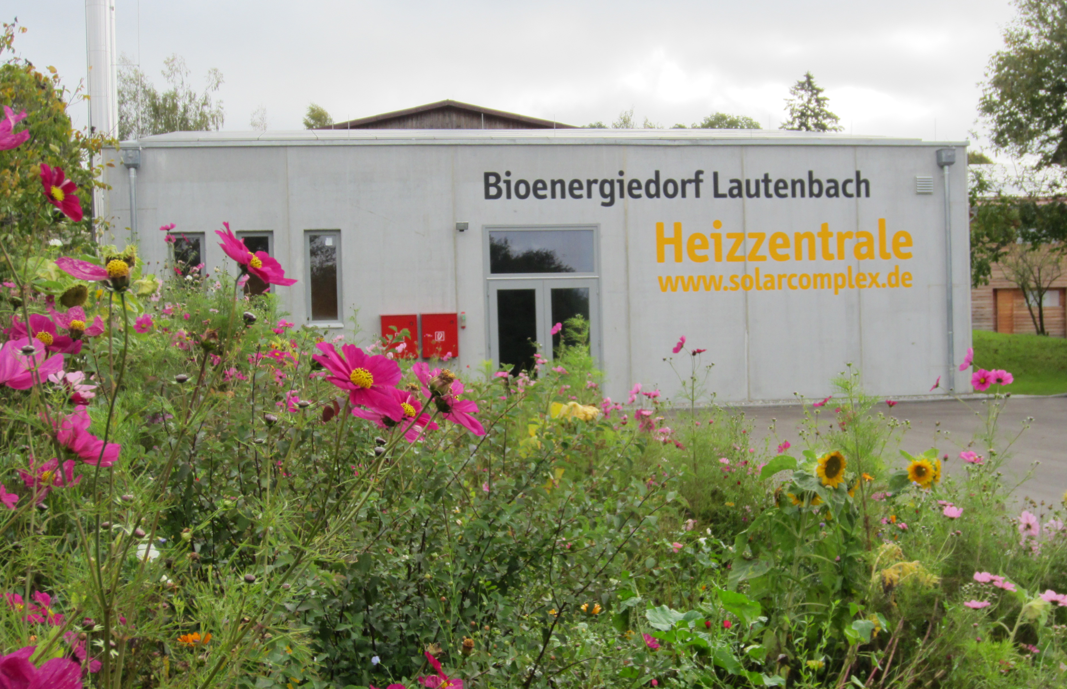 Gebäude der Heizzentrale des Bioenergiedorfs Lautenbach