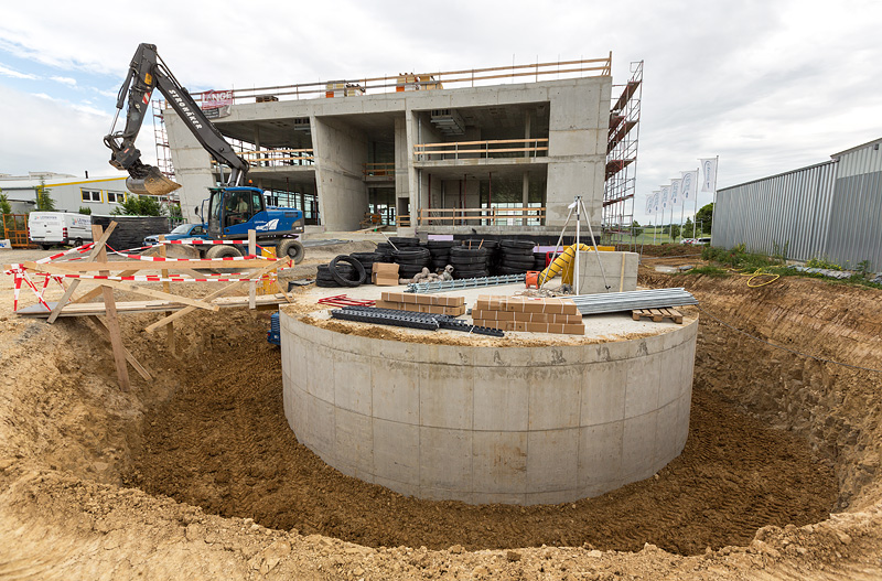 Firmengebäude und Eis-Energiespeicher in der Bauphase