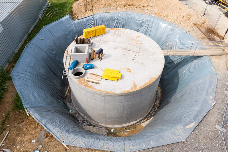 Außenansicht des Eis-Energiespeichers in der Bauphase