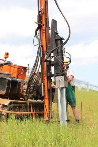 Modulhalterung wird in die Erde gerammt