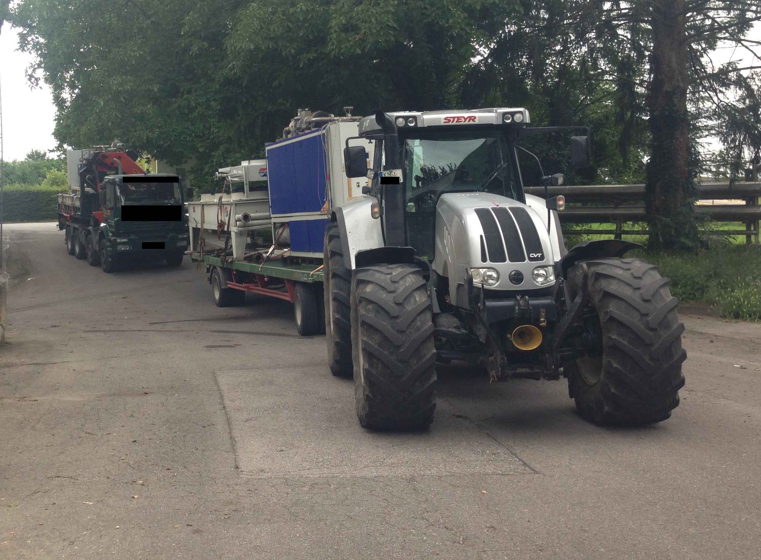 Transport von Anlagenteilen mit LKW und Traktor