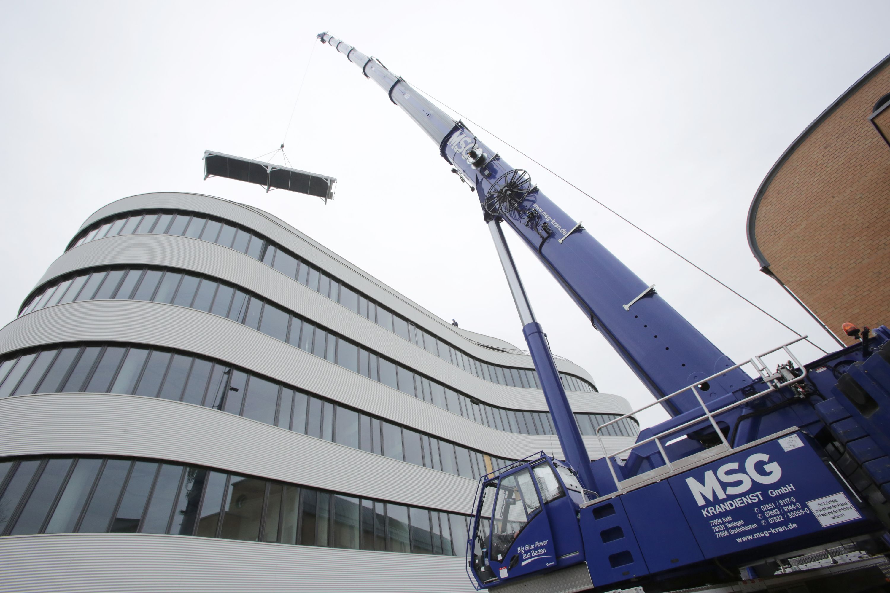 Kran hebt Anlagenteile