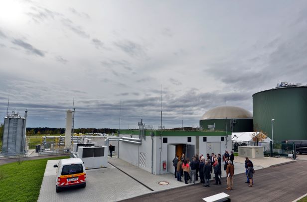 Schaltzentrale und Biogasanlage