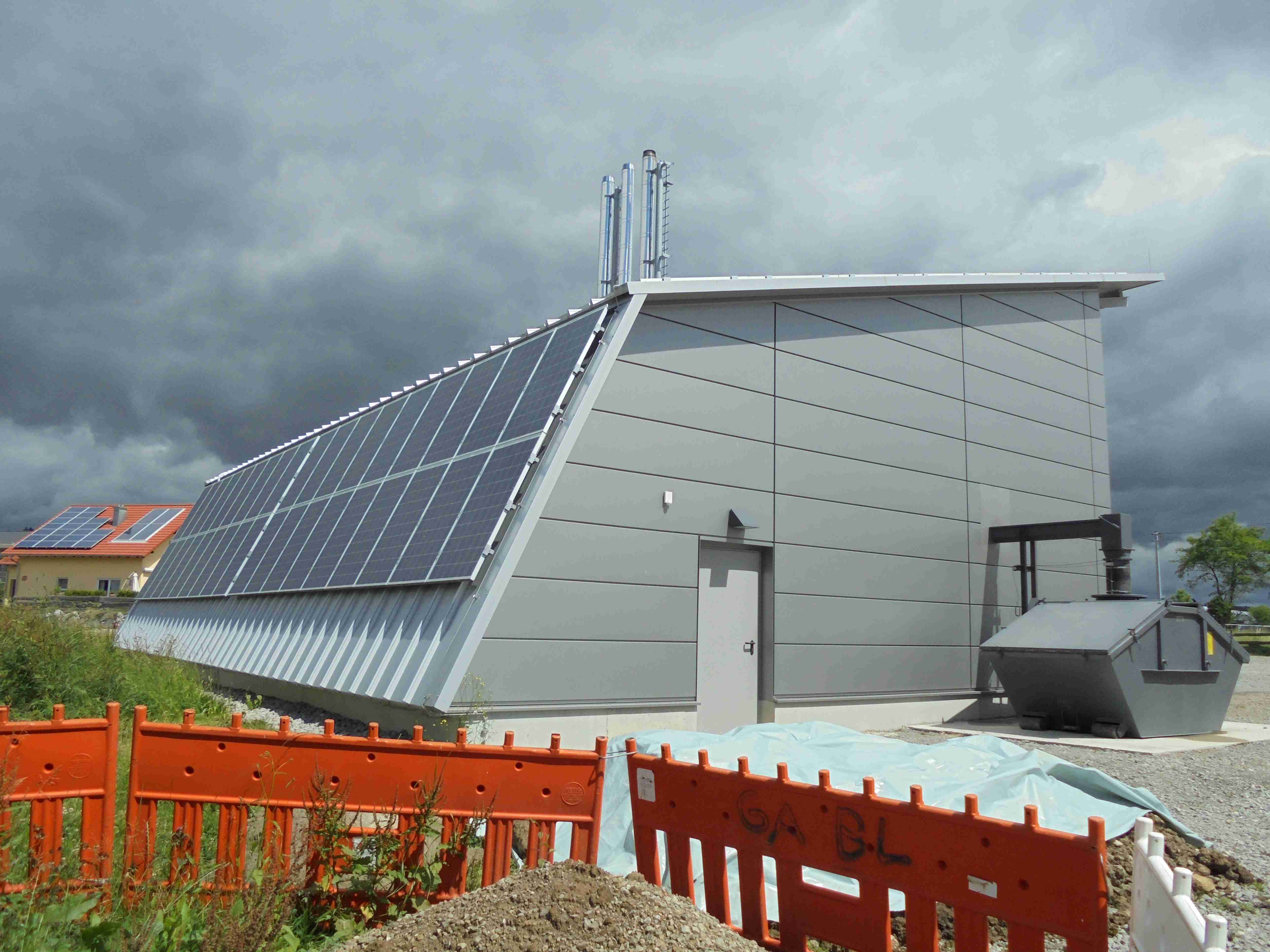 Heizzentrale mit Photovoltaikanlage
