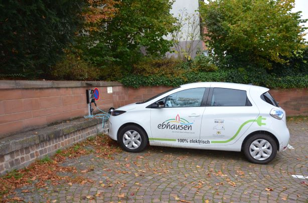 Elektro-Bürgerauto an der Ladestation