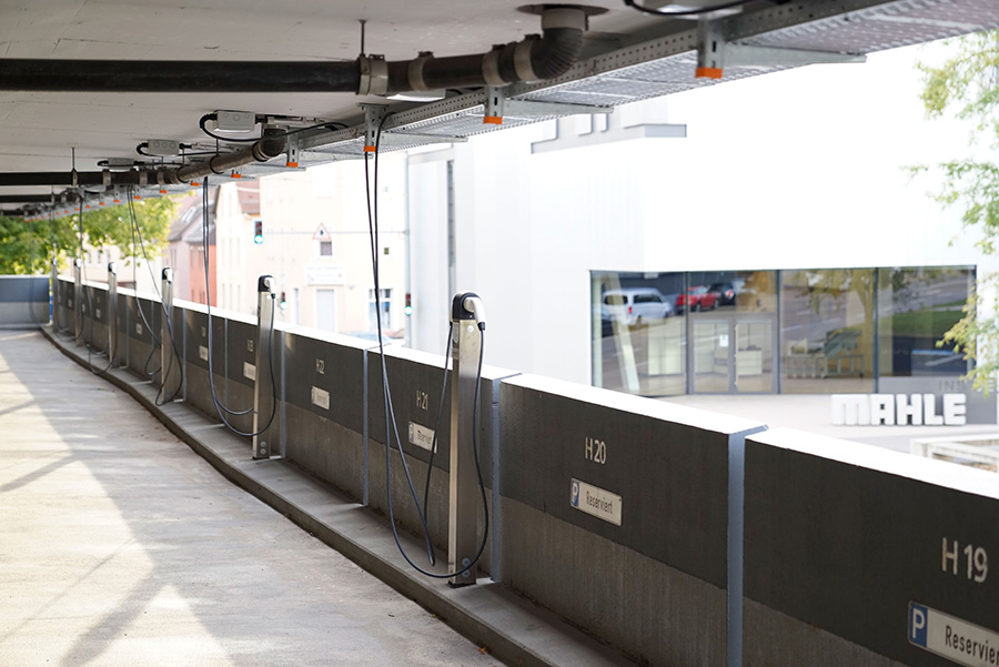 Innenansicht mit Ladesäulen