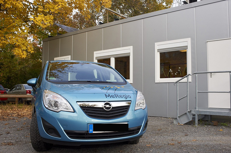 Elektrofahrzeug vor dem Energy Smart Home Lab