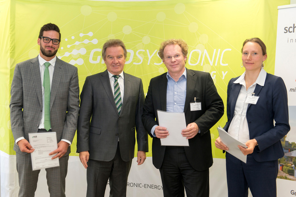 Umweltminister Franz Untersteller übergibt die Förderbescheide an Sebastian Mayer, GridSystronic Energy, Dr. Harald Schäffler, schäffler sinnogy, Prof. Dr. Anke Weidlich von der Hochschule Offenburg