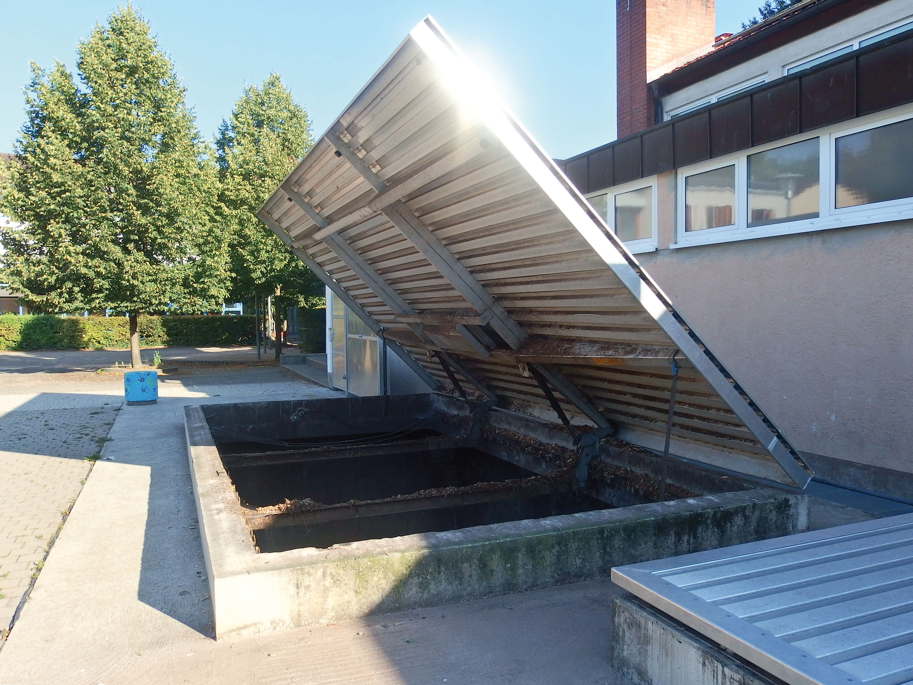 Holzhackschnitzellager beim Schulzentrum